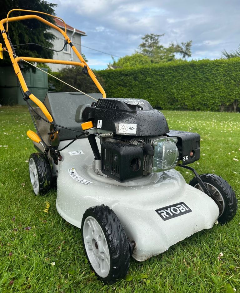 Like New Ryobi 18”cut Selfdrive petrol lawnmower heavy gauge steel deck mower fully serviced 