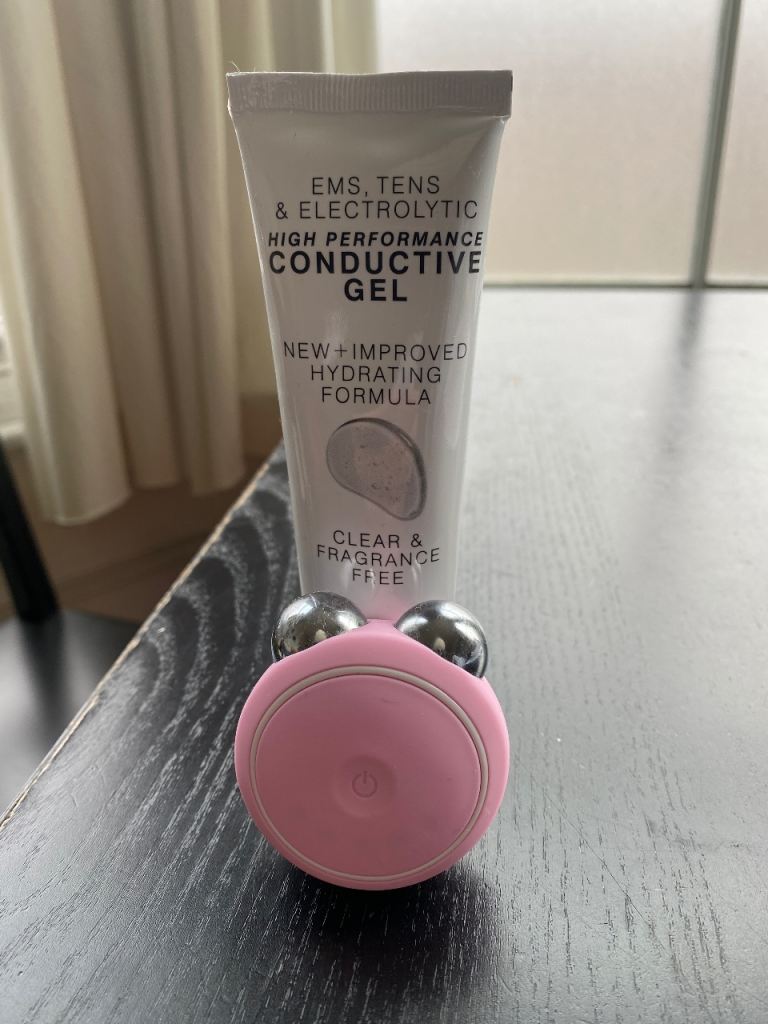 Foreo Bear mini with conductive gel and charging cable