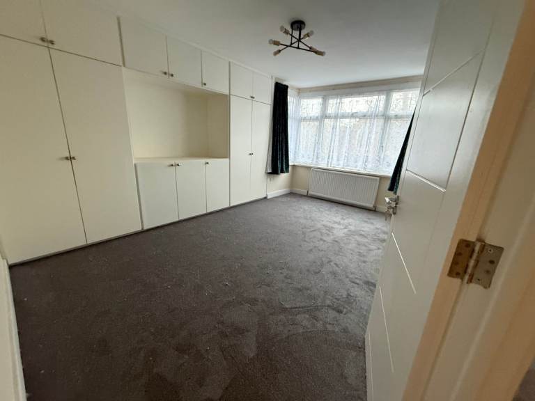TWO BEDROOM FLAT ON FIRST FLOOR   AT SUDBURY TOWN NEAR HIGH STREET