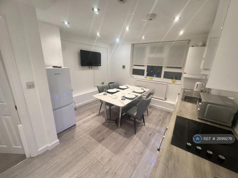 3 bedroom flat in St. John's Court, London, N4 (3 bed) (#2699276)