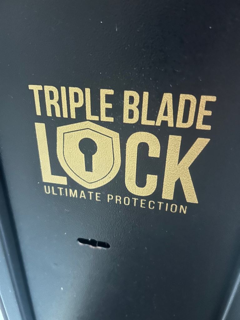 Gun safe, excellent condition, approved standard