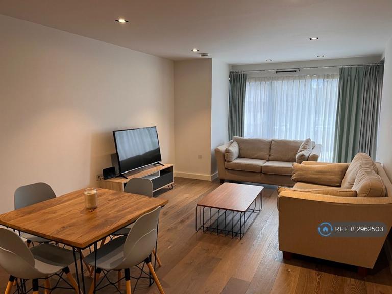 2 bedroom flat in Macaulay Road, London, SW4 (2 bed) (#2962503)