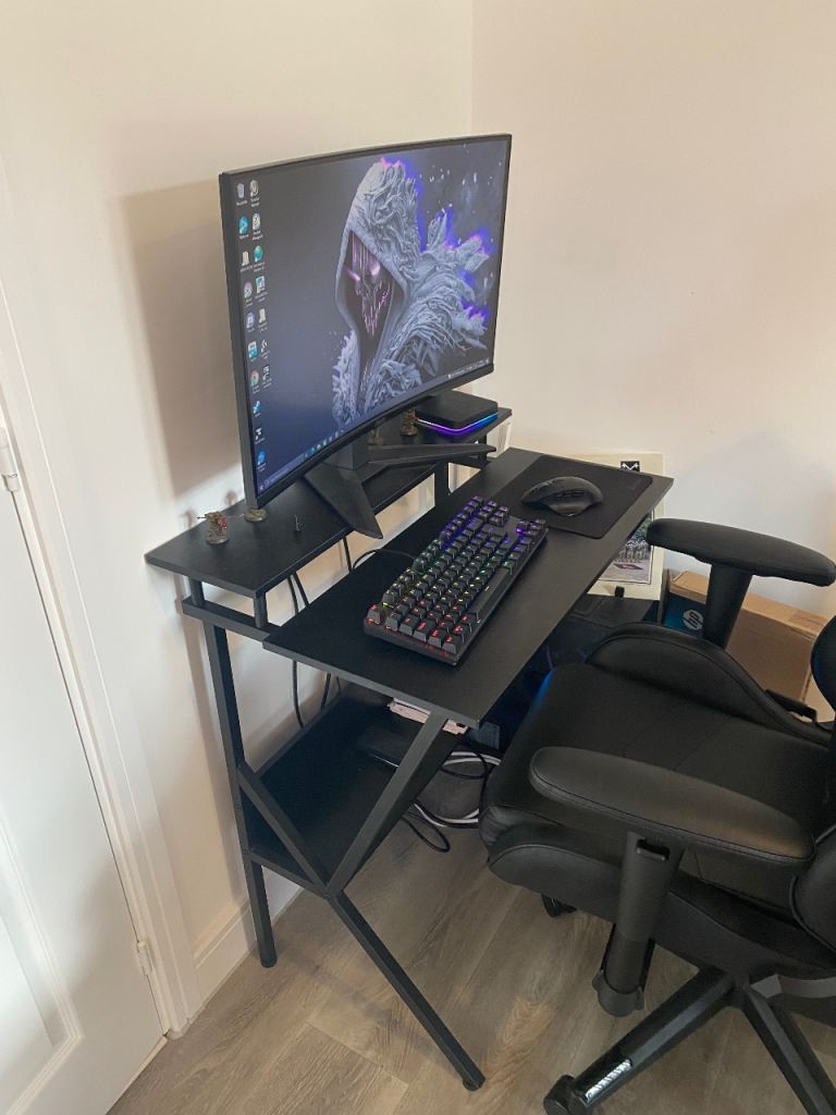 Computer desk 
