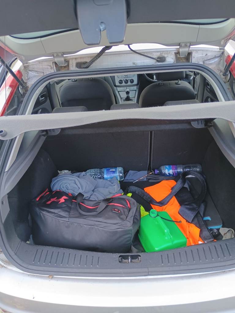 (Im away, back on 11th dec)Ford Focus Quick sale £600 (no MOT & bonnet lock needs replacing)