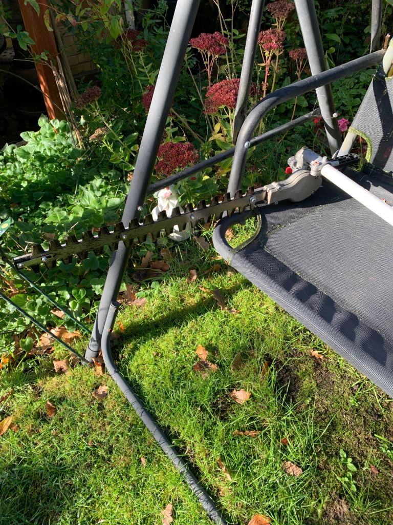 Electric hedge trimmer