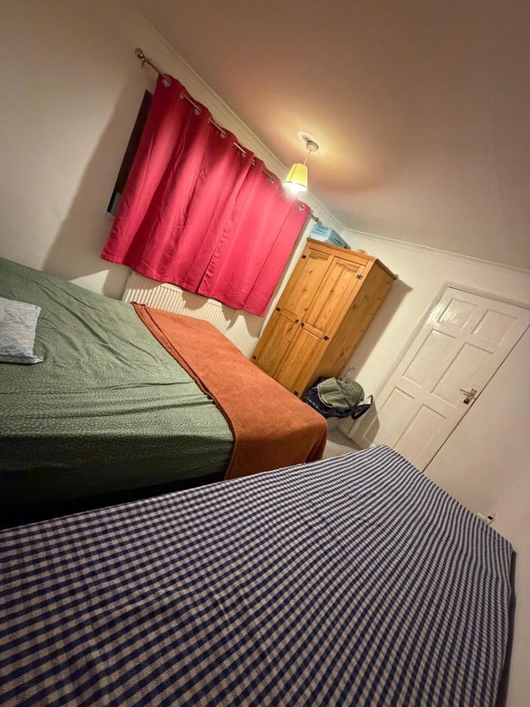Large double room rent in Slough 