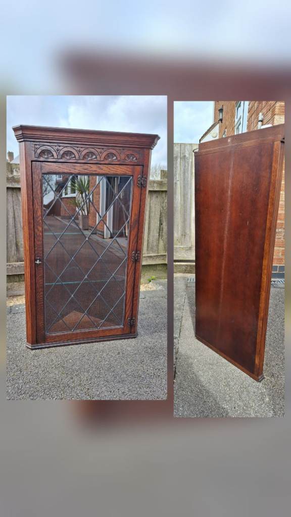 Corner display cabinet with internal light and 3 glass shelves 