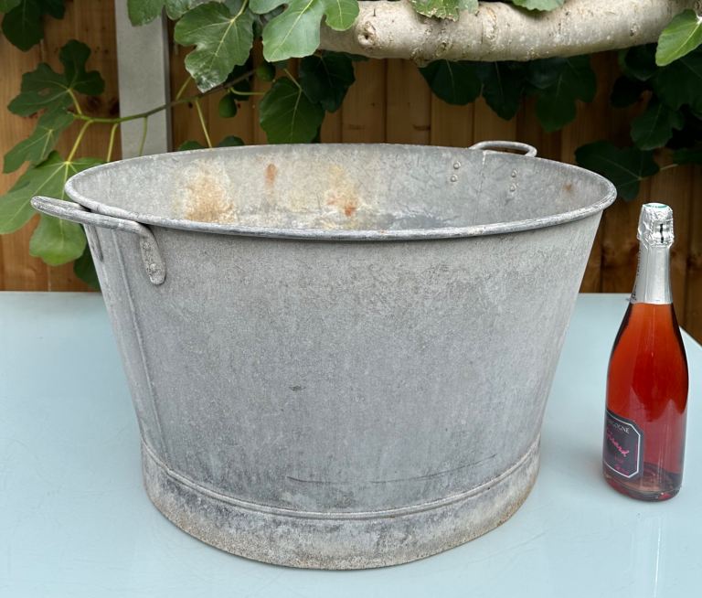 VINTAGE FRENCH GALVANISED WASH TUB, DOLLY TUB PLANTER, Diam 61cm L71cm H34cm 6kg - WILL POST!