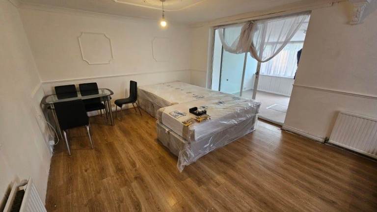En suite in large house. Big garden. Station 10min walk