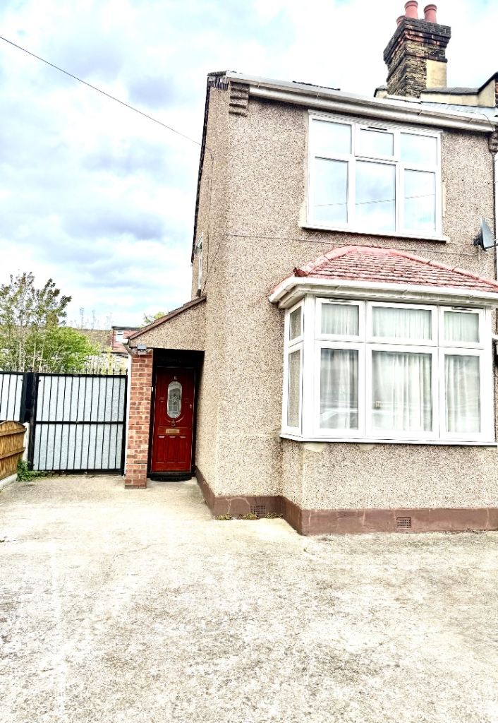 Spacious 4 Bedroom Family Home with Driveway – Excellent Location