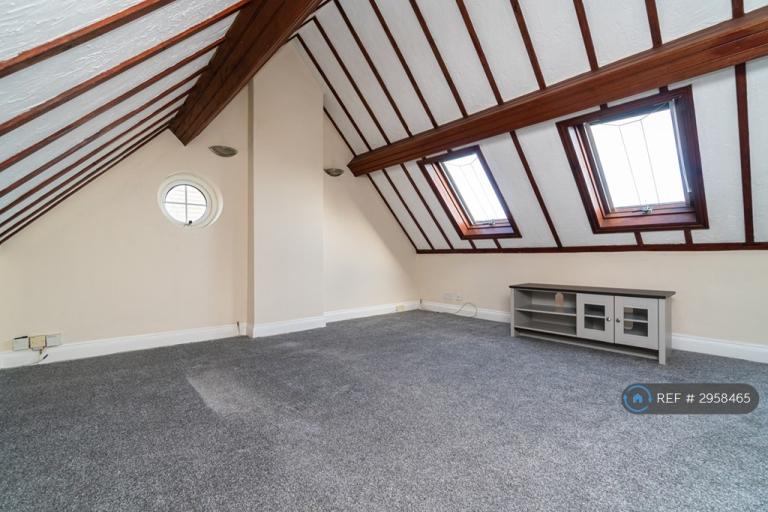 1 bedroom flat in Woodlands Road, Redhill, RH1 (1 bed) (#2958465)