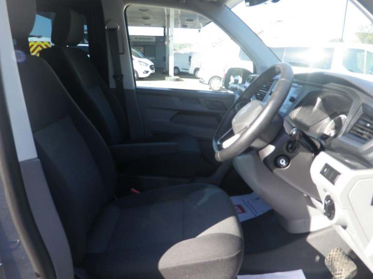 VOLKSWAGEN TRANSPORTER 2.0 TDI T32 Kombi Startline DSG Auto with VW Towbar in