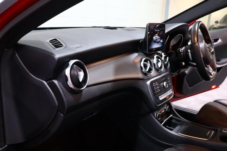 MERCEDES-BENZ GLA CLASS 2.1 GLA220d AMG Line (Premium Plus) 7G-DCT 4MATIC Euro