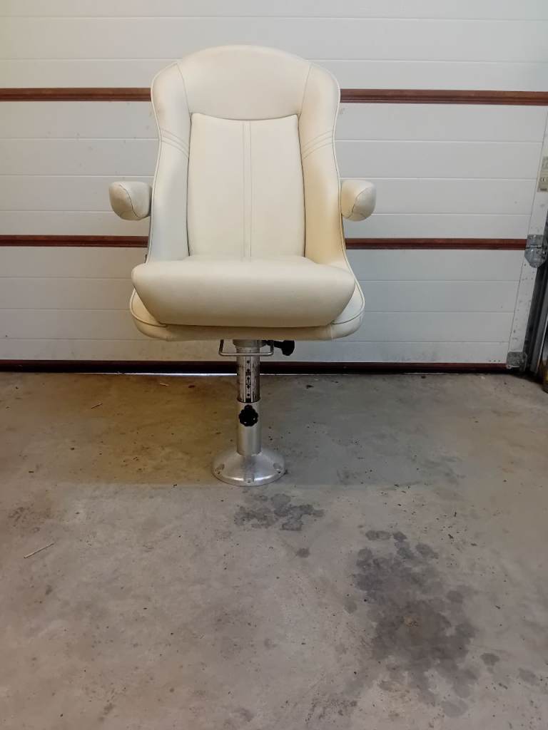 Captains adjustable boat seat