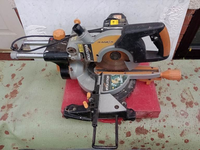 Sliding mitre saw.