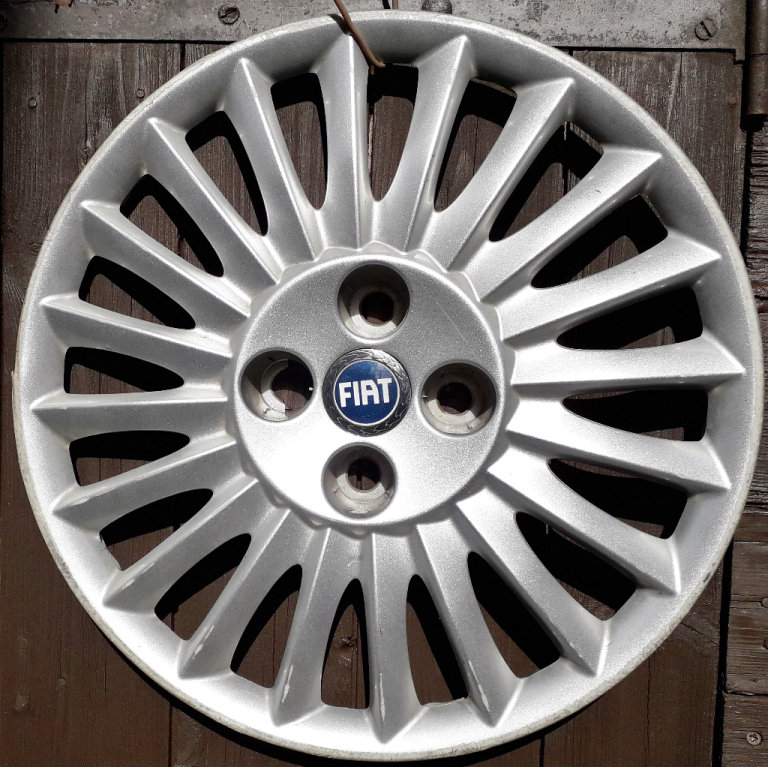 GENUINE FIAT GRANDE PUNTO 15ins WHEEL TRIM  WITH BLUE CENTRE ROUNDEL