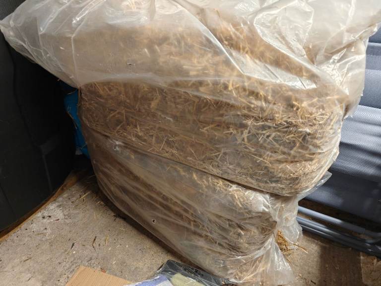 2 x Bales of Straw 1m long FREE