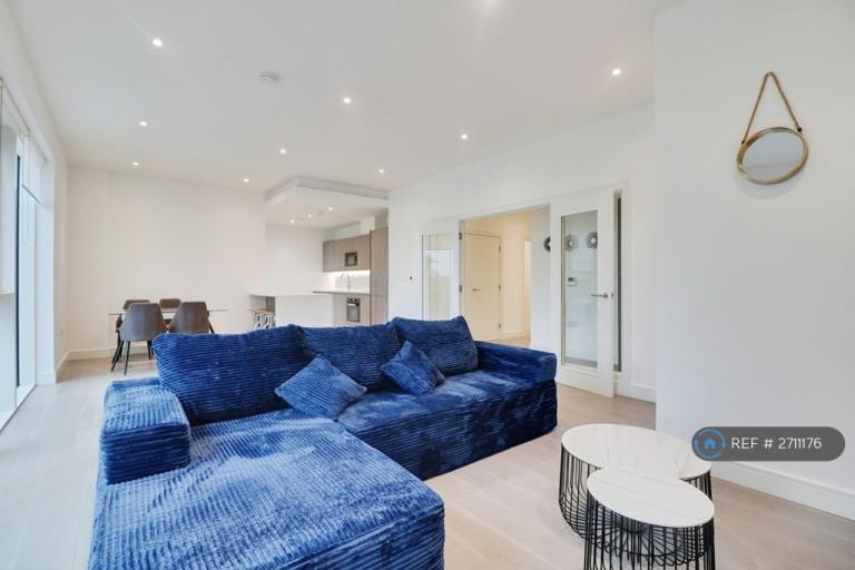 3 bedroom flat in Juniper Drive, London, SW18 (3 bed) (#2711176)