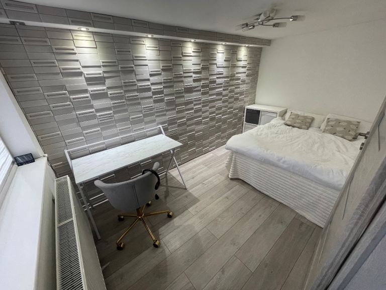 Double room, 10 min walk to NTU, direct bus to UoN