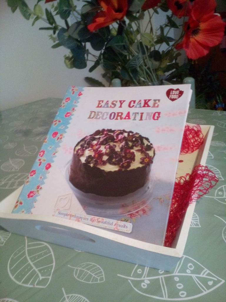  book on Easy Cake Decorating by 'Love Food'