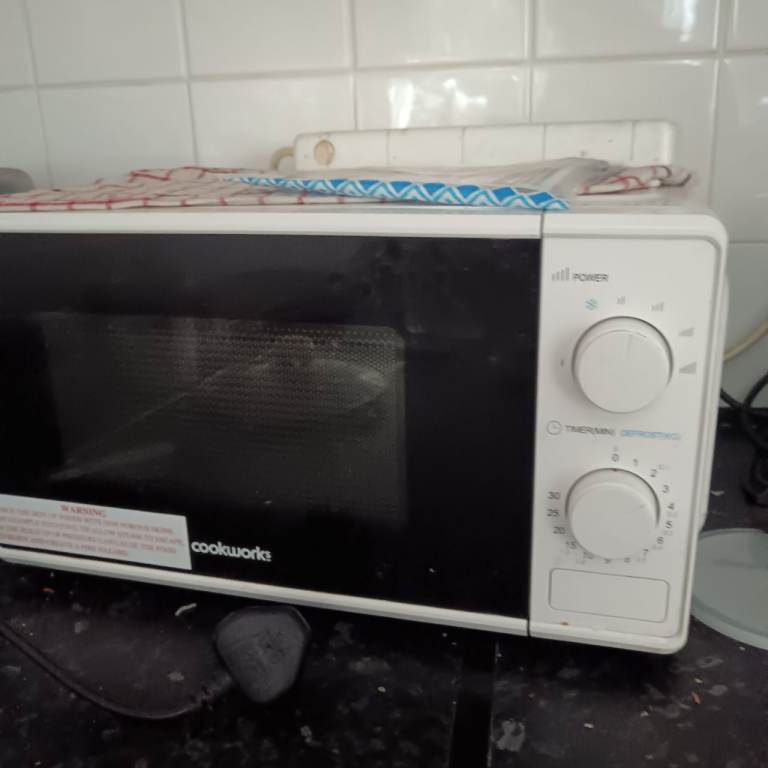 Cookworks Microwave Oven - White, for parts 
