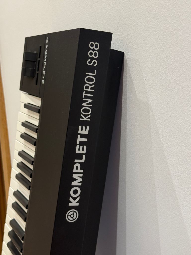 Native Instruments Komplete Kontrol S88 MK2 Bundle + NI Audio 6 MK2 + Stand + Bench