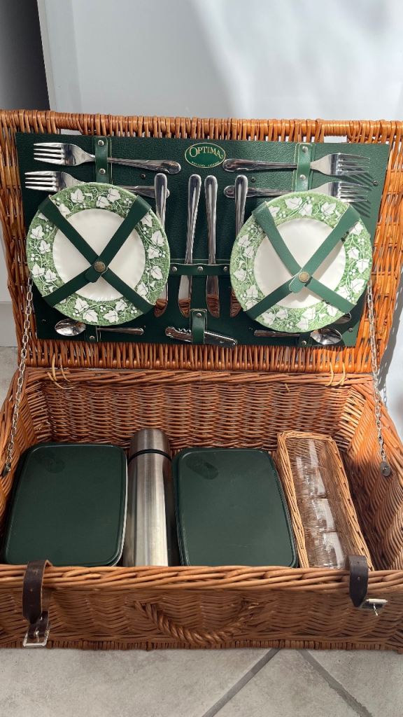 Picnic hamper 