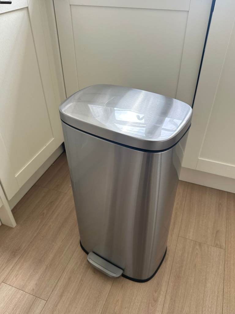 Stainless Steel Kitchen Dustbin with Pedal – Great Condition (PICKUP ONLY - CAMDEN AREA)