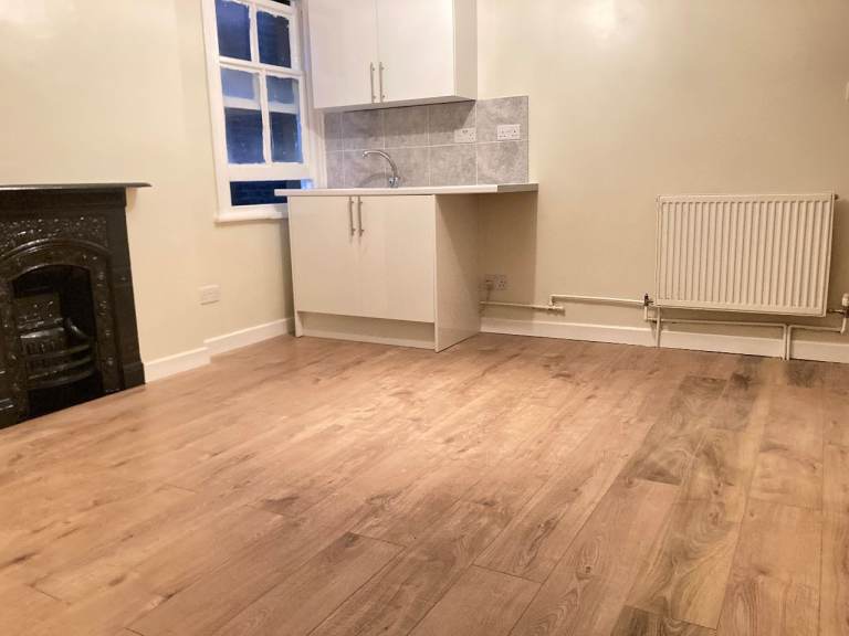 IncludesBills TopBedsitOwnKitchen 2ShareBathShower 3UseKitchenDining Garden VeryNearRailBusTubeShops