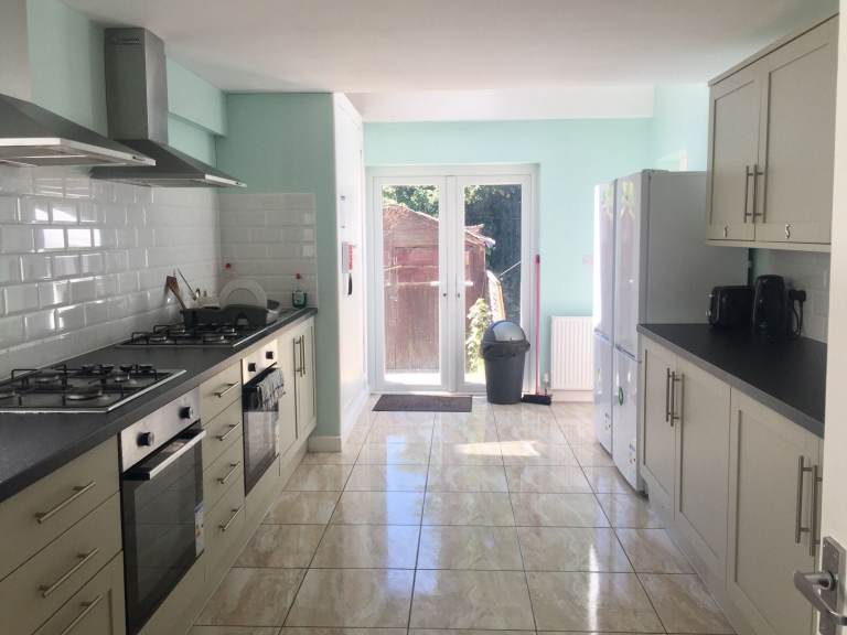 DOUBLE ENSUITE BEDROOM, fully furnished, all bills included and parking space available