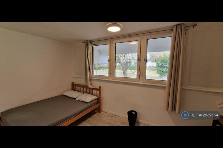 1 bedroom in Ryefield Path, London, SW15 (#2939564)