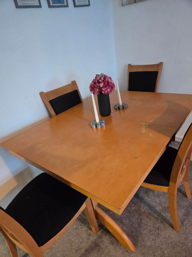 Dining table ( extentable) and 4 chairs