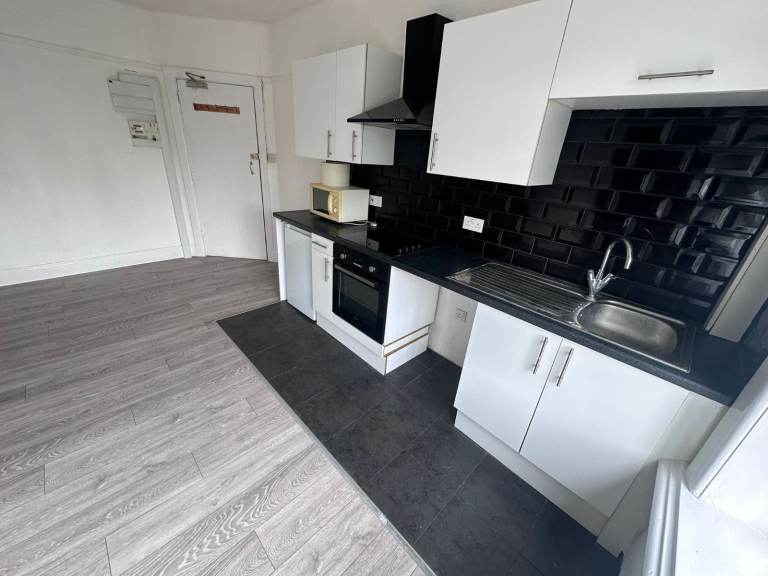 Studio flat - Highfield - BILLS INC - Available NOW