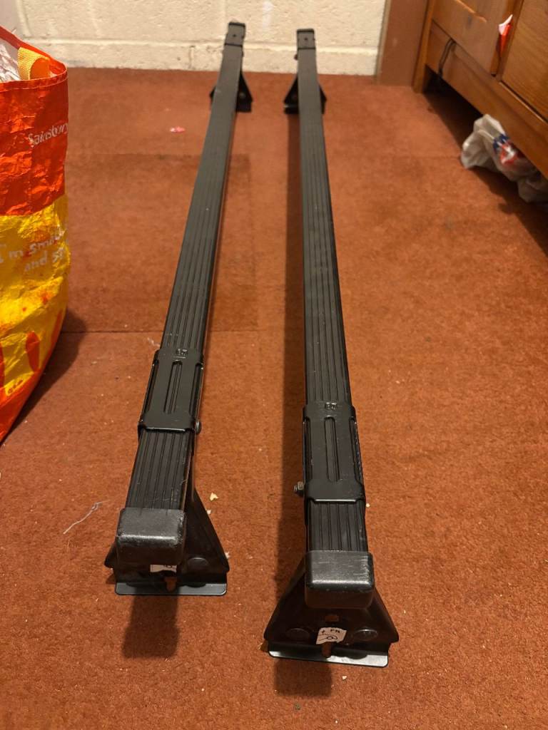 CRUZ roofbars and fitting kit for Ford Focus Mk2 and BMW saloon E90