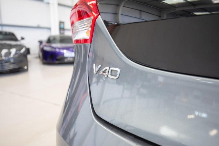 2019 Volvo V40 D2 [122] R DESIGN Edition 5dr Geartronic HATCHBACK DIESEL Automatic