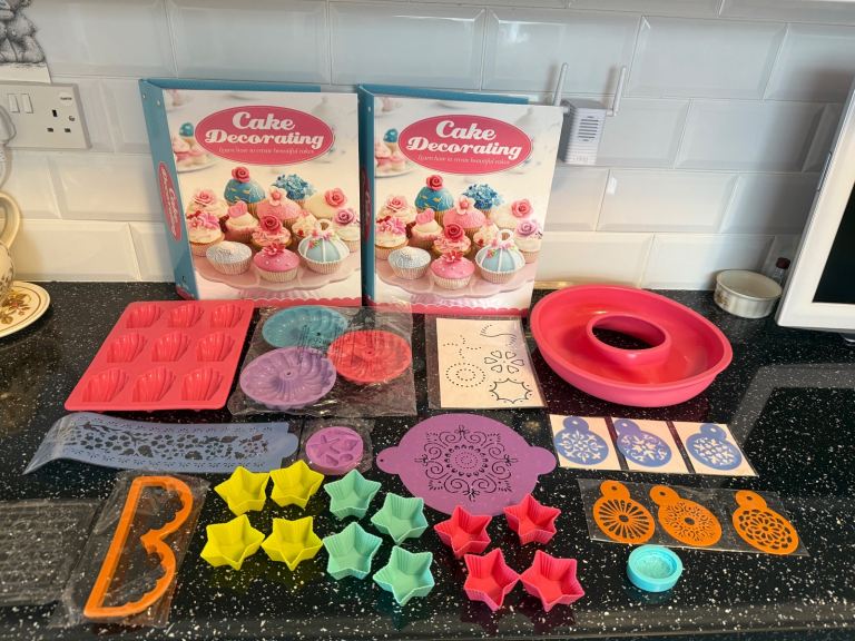 28 Unused Cake Decorating Magazines by Deagostini in 2 Folders & Selection of New Moulds & Stencils.