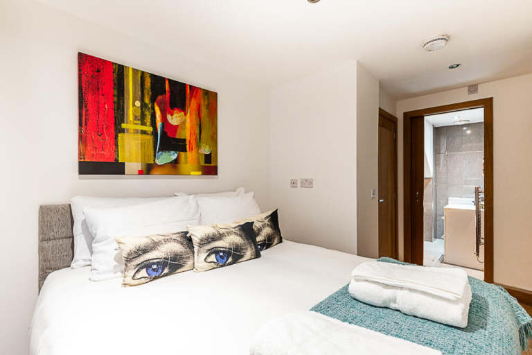 2 bedroom house in Great Titchfield Street, London, W1W