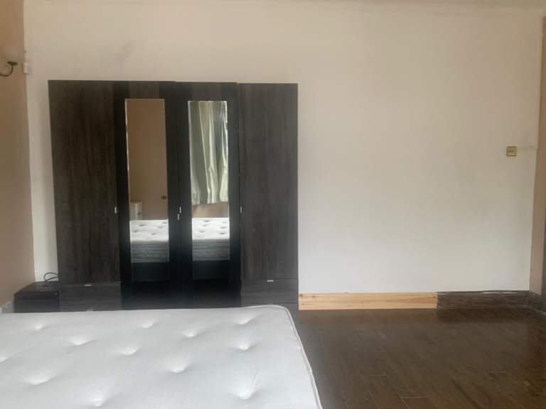 Spacious & Cosy double room for Rent IG2 7DL