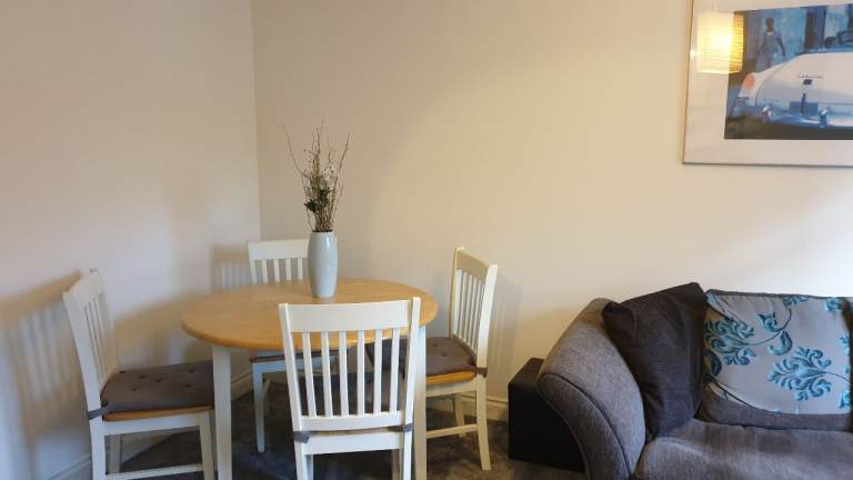 ** Lovely double room in quiet, professional friendly house share - All inclusive **