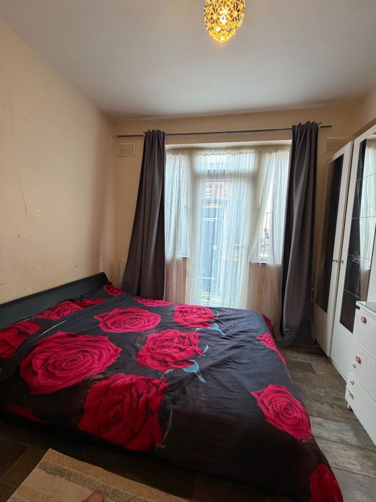   double room for  Sing occupancy preferred (female) – Hendon, Bills Included