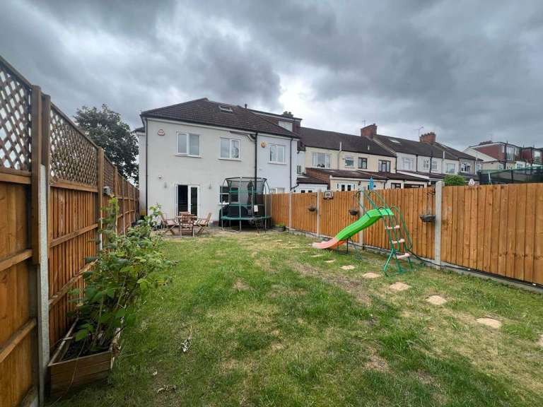 LARGE 4-bedroom house 3 bathroom, 2 CAR DRIVE - MUST SEE PROPERTY