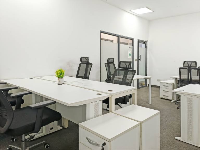 London - W14 8UX \ Extra-Large Office with Space for Up to 15 Desks