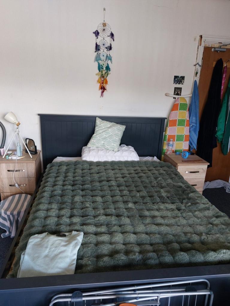 Room in shared house own shower and toilet 