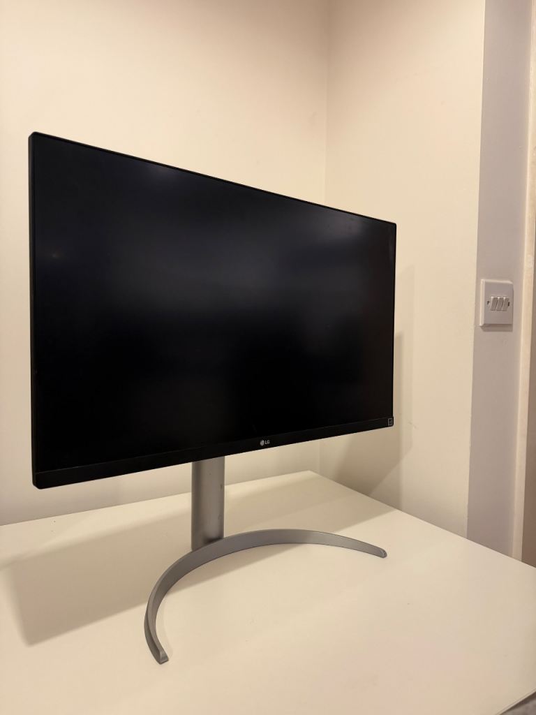 LG UltraFine Monitor - LG27UP850