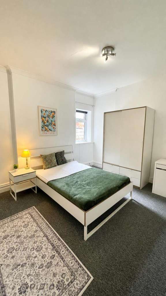 Spacious Double rooms next to Supermarket