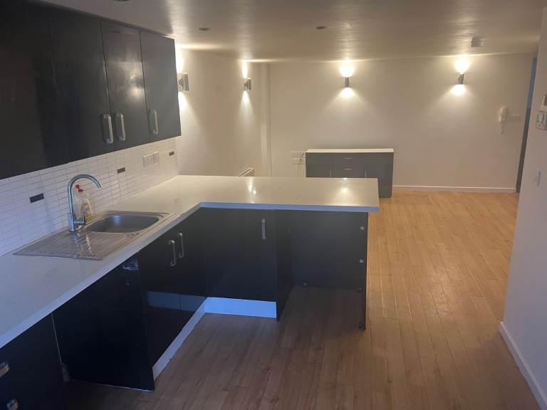 Large 1 Bed Studio Flat for Rent - Catherine Street 