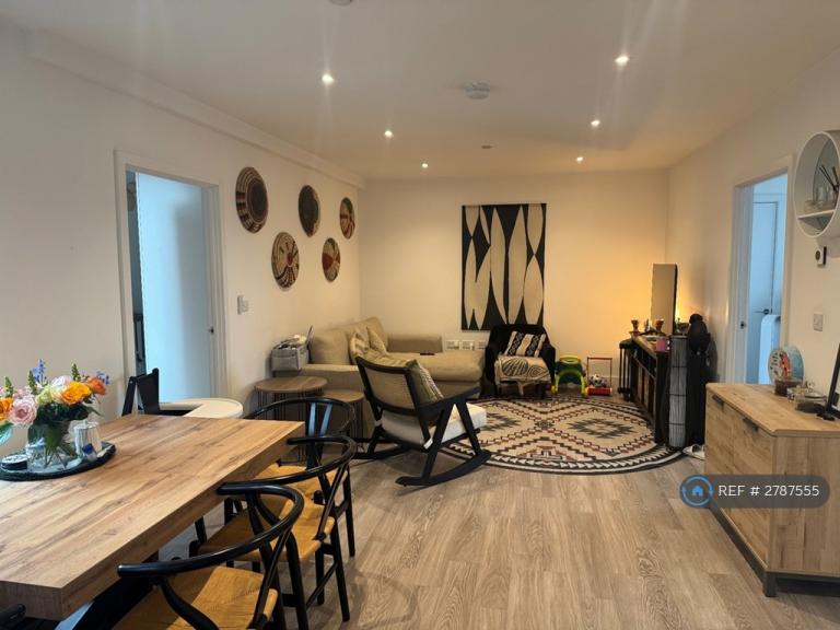 2 bedroom flat in Edgewood Mews, London, N3 (2 bed) (#2787555)