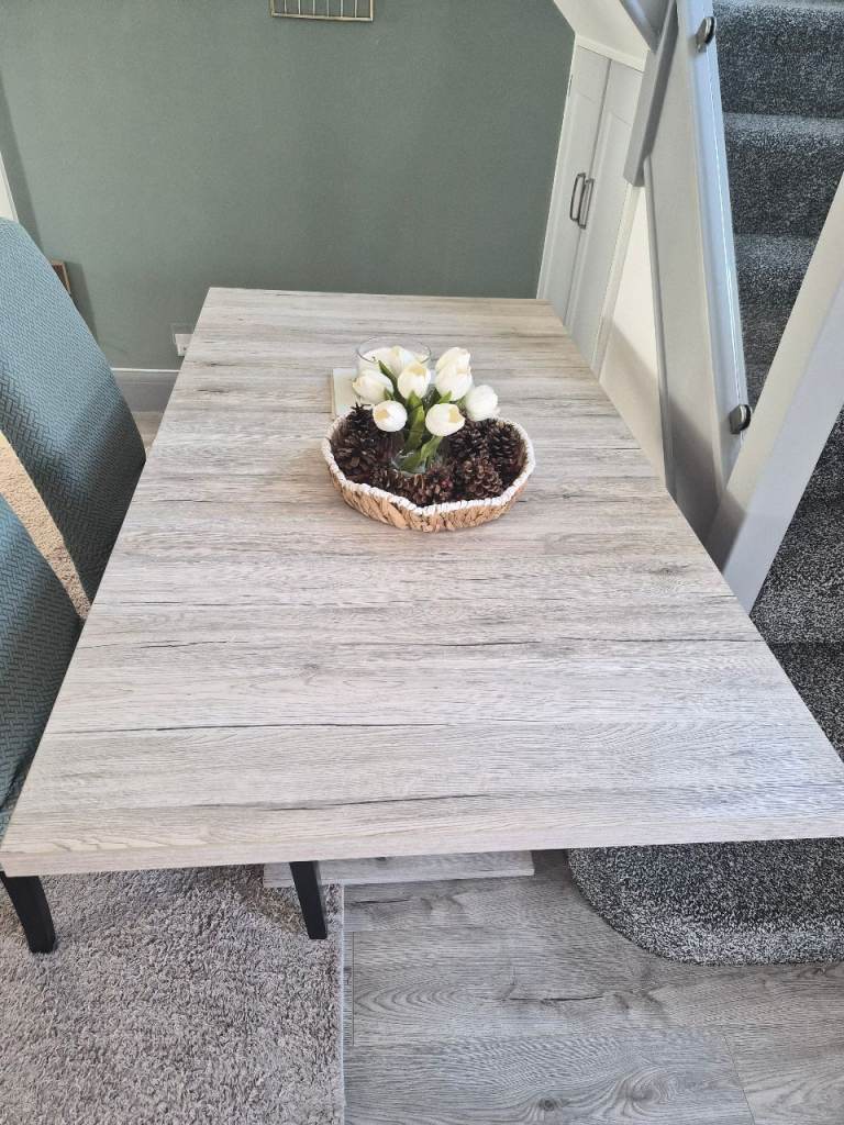 Solid extendable dining table with 4 chairs