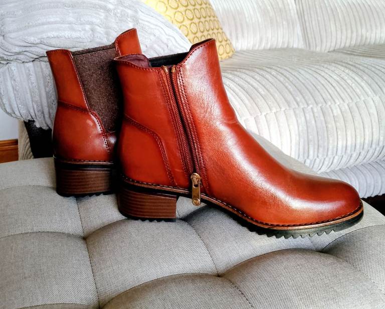 Chelsea Boots Size 5 new with box 