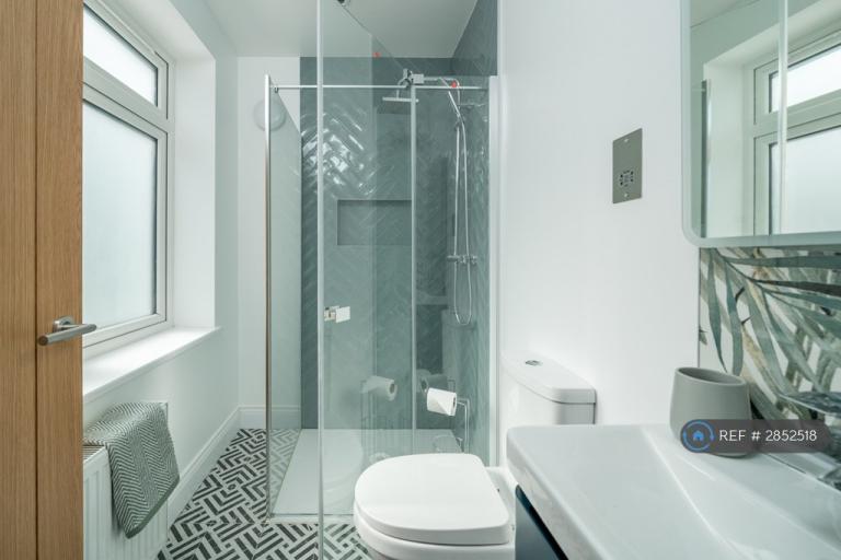 1 bedroom in Park Avenue, Whitton, TW3 (#2852518)